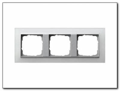 Ramka potrójna aluminiowy Gira Event Opaque biały